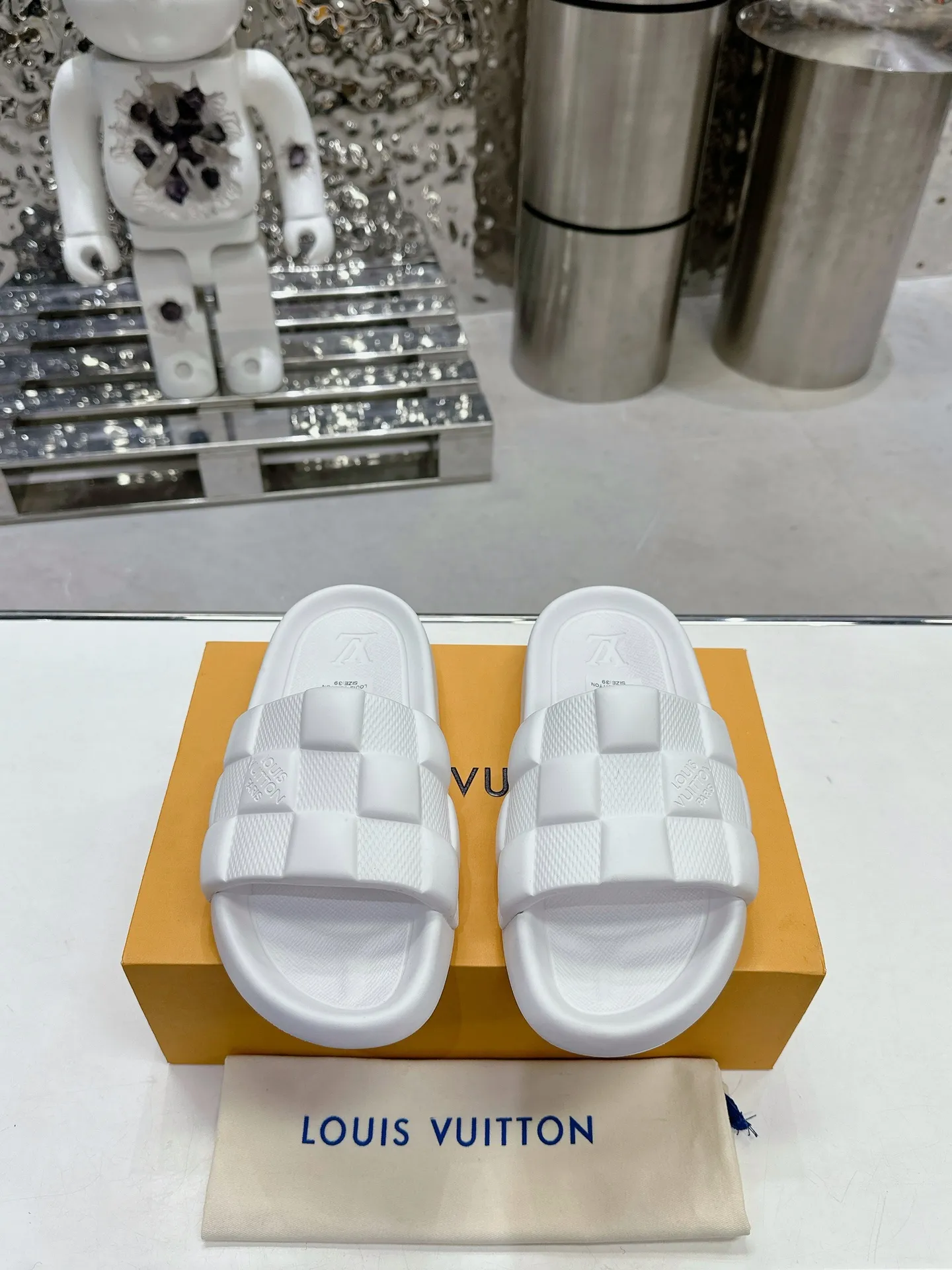 [L Home] P: 280💰 ▪️Shoe size: Women's 35-40 Men's 38-46▪️Packaging: Counter top quality~original packaging 𝟐𝟎𝟐5 Louis Vuitton counter's new embossed slippers, lv monogram embossed slippers, Waterfront sandals are back with a new look, and the upper buckle is embossed with lv's iconic Monogram pattern. Made of waterproof rubber with a comfortable and resilient insole. The lightweight, flexible outsole is embossed with the Louis Vuitton logo. ▪️Fabric: Original molded rubber foam surface ▪️Technology: embossed logo ▪️Sole: Original molded rubber foam outsole ▪️Sole thickness: 3CM.